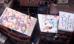 Comunidade no Rio de Janeiro recebe primeira exposição aérea do país com obras de arte expostas nos telhados